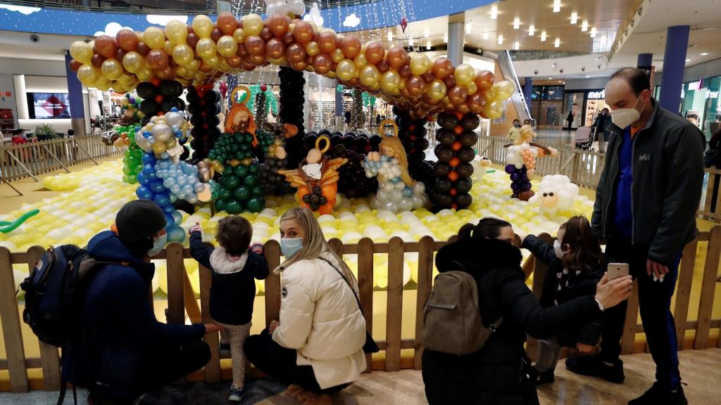 Belén hecho con 8.000 globos.