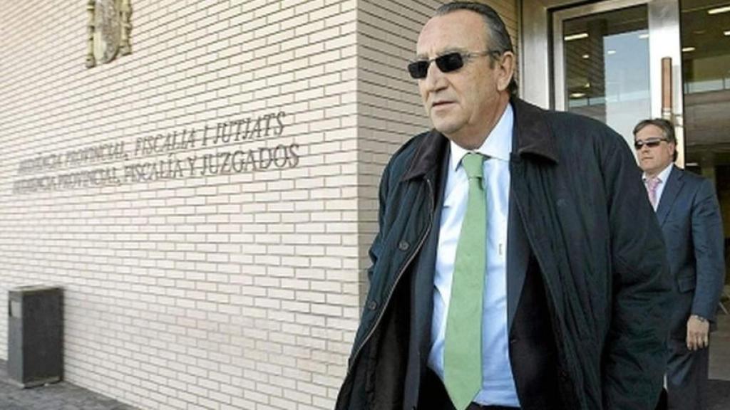 Carlos Fabra, a las puertas del juzgado en una imagen de archivo. EE