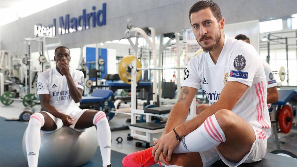 Hazard y Mendy, durante la foto oficial de la temporada 2020/2021