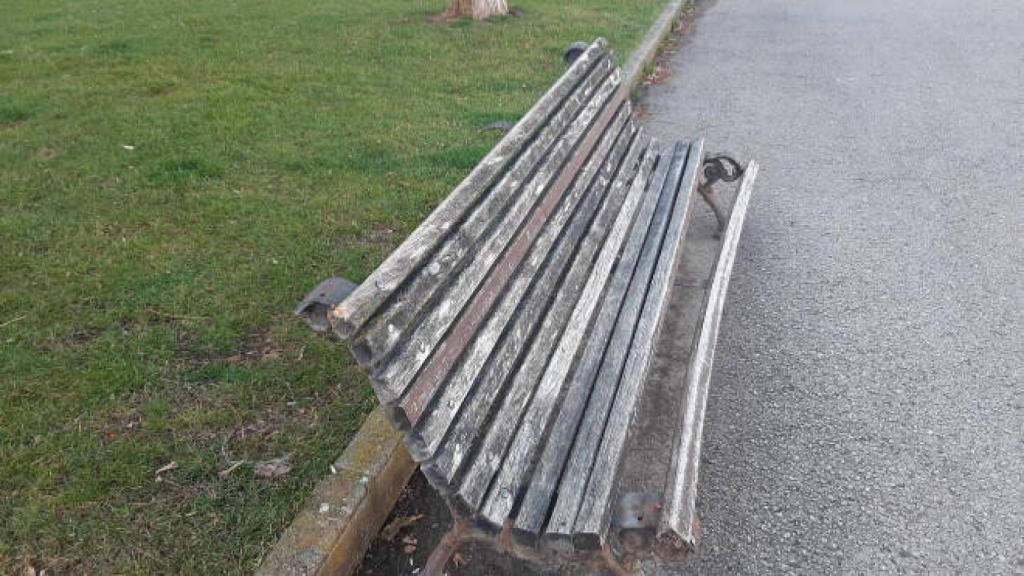 Banco roto en el parque Siglo XXI de Cuenca. Foto: CUENCA EN MARCHA