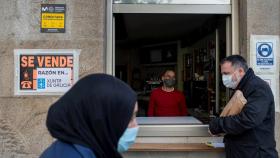 El camarero de un bar atiende a un cliente en Orense.