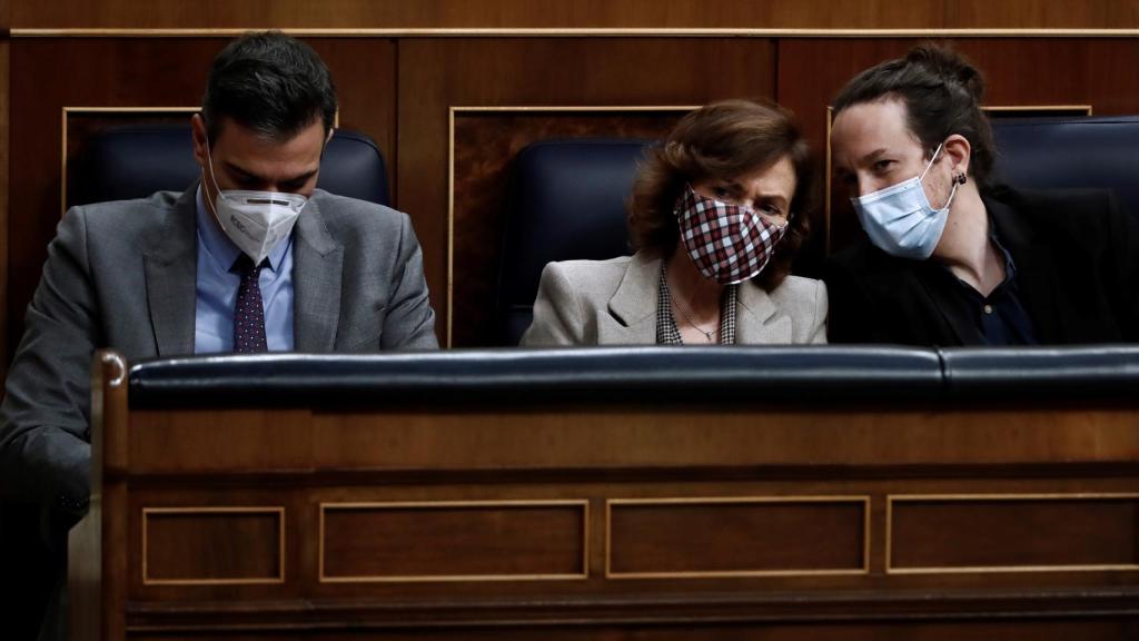 Pedro Sánchez, Carmen Calvo y Pablo Iglesias en el Pleno de aprobación de los Presupuestos.