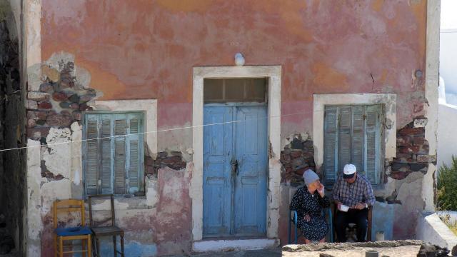 Ancianos en la puerta de su casa.