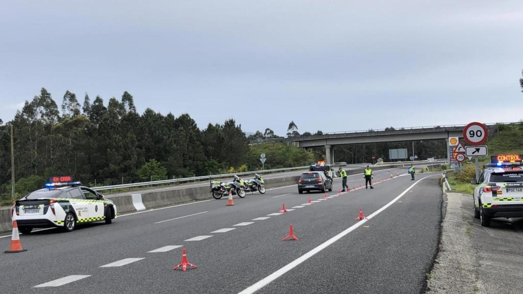 Paran tres veces en un mes a un conductor gallego con el carné retirado hasta 2023