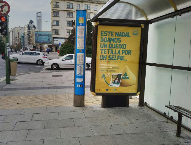 Cartel de la campaña en una calle de A Coruña