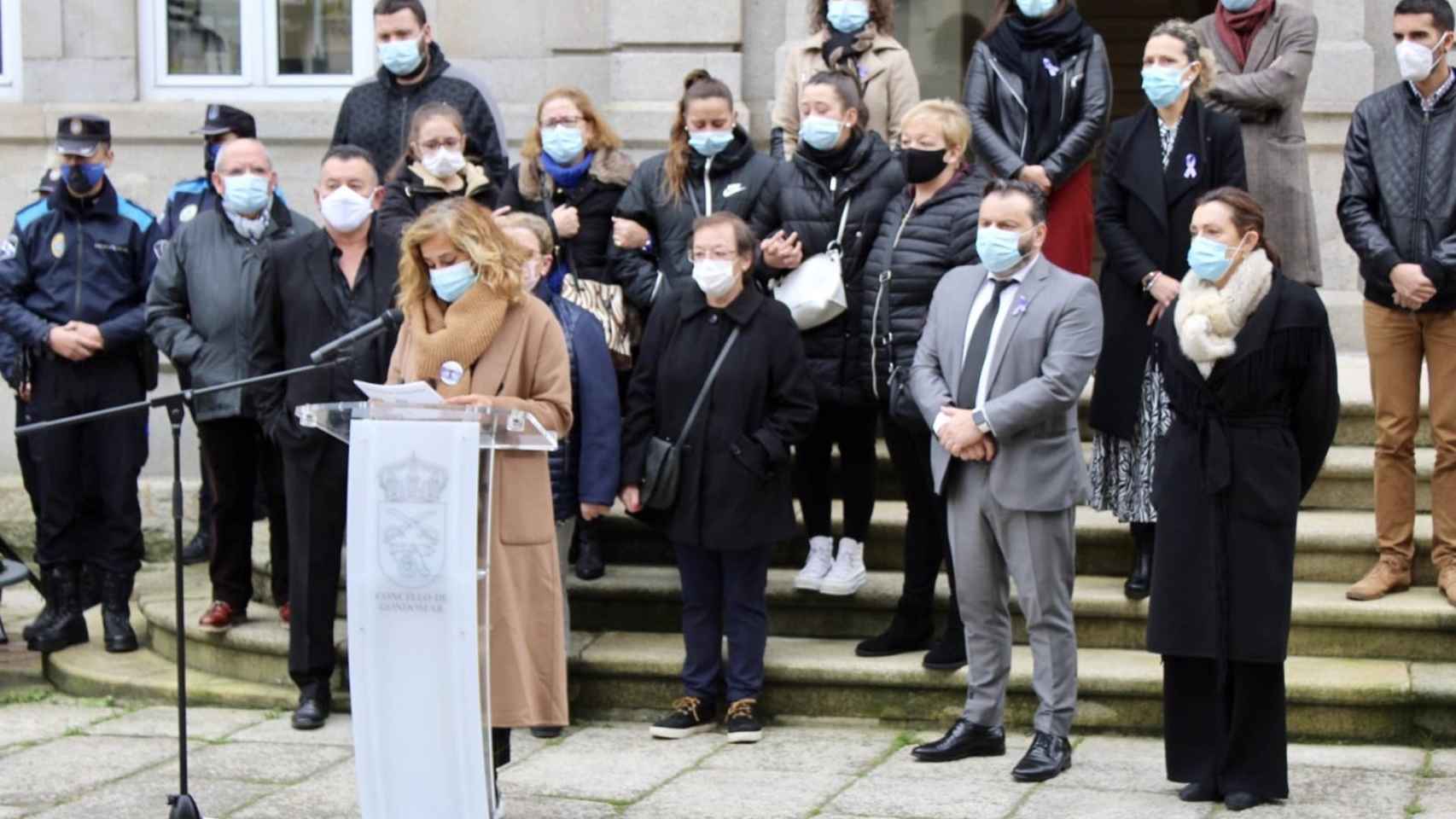 La presidenta de la Diputación de Pontevedra, Carmela Silva, durante la lectura del manifiesto en repulsa por el asesinato de Soledad R.V..