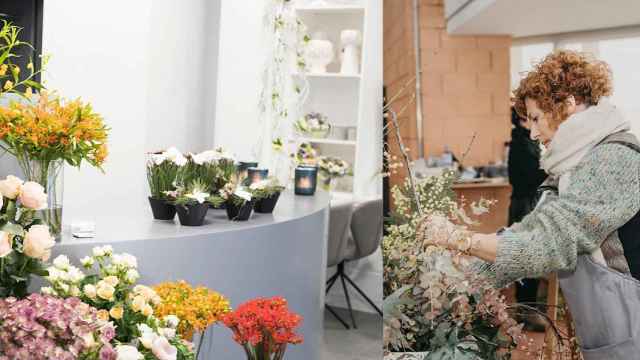 Cristina Torres en la floristería haciendo un arreglo.