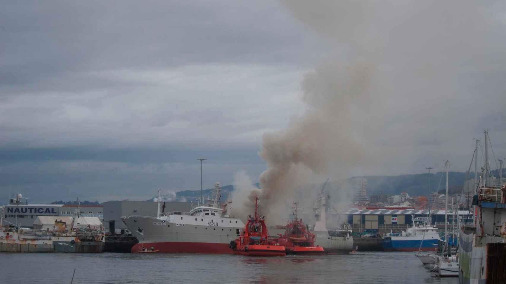 El buque congelador Baffin Bay arde en el Puerto de Bouzas, en Vigo.