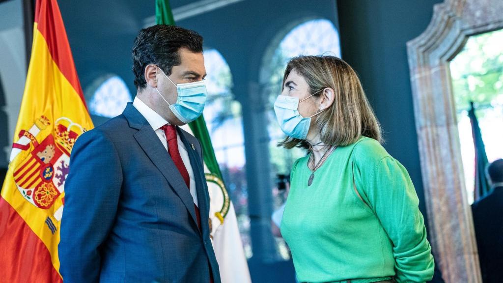 El presidente de la Junta de Andalucía, Juanma Moreno, y la consejera de Empleo, Rocío Blanco.