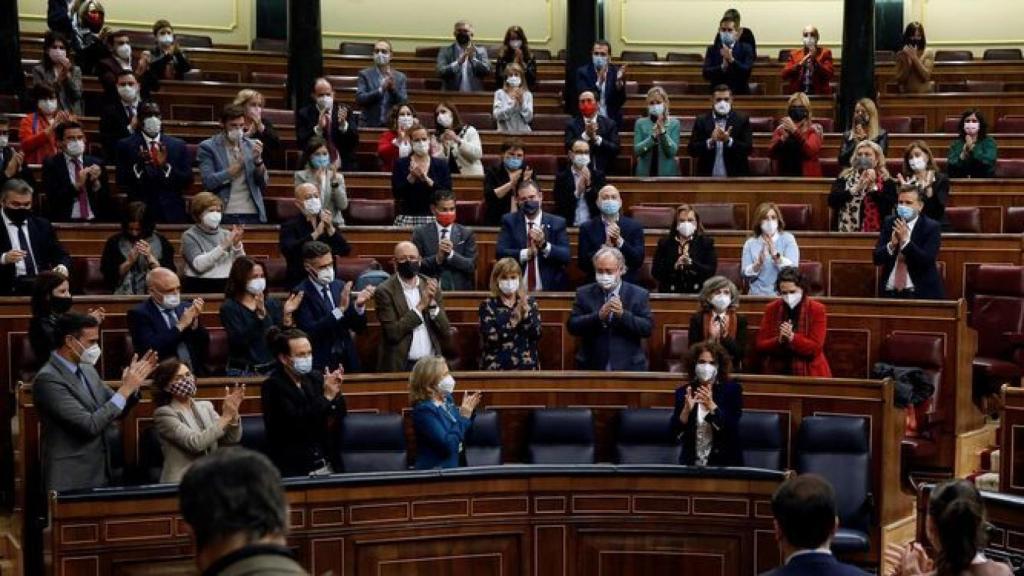 La ministra de Hacienda, María Jesús Montero, aplaudida en el Congreso tras la aprobación de los PGE, el pasado jueves.
