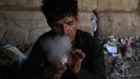 Un consumidor de drogas fuma, el 20 de junio de 2020, en Jalalabad (Afganistán).