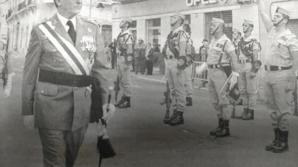 El teniente general Fernández Sánchez pasa revista a la Legión frente a la Comandancia de Melilla.