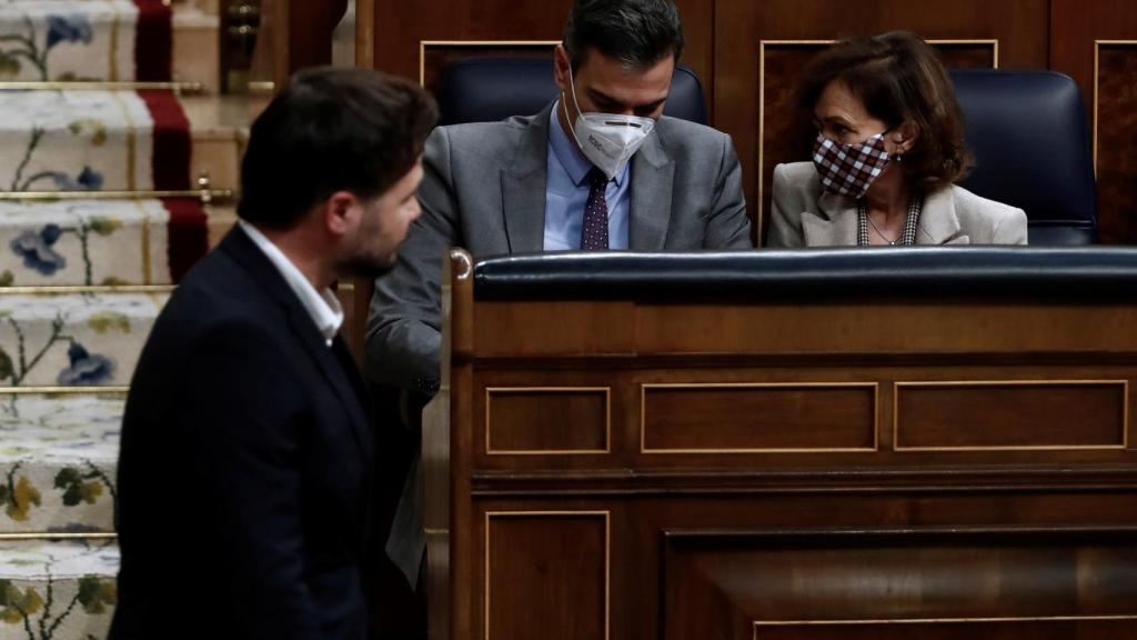 El portavoz de ERC, Gabriel Rufián, pasa por delante del escaño de Sánchez, durante el debate presupuestario.