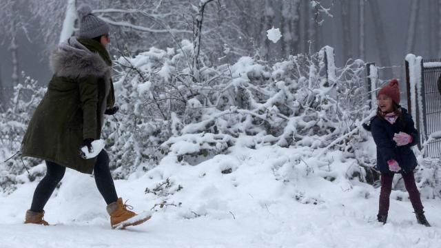 Una niña y su madre juegan con la nieve tras una copiosa nevada este viernes en A Cañiza, Pontevedra.