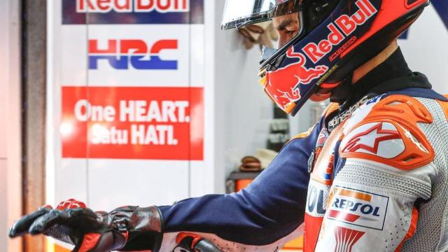 Marc Márquez se sujeta su brazo en el GP de Andalucía en Jerez