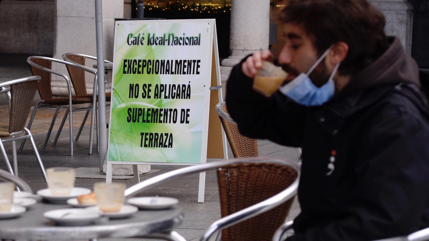 Un hombre toma un café en una terraza este jueves en Valladolid.