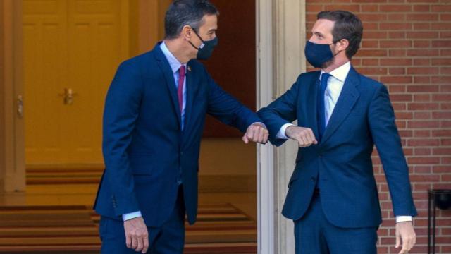 El presidente del Gobierno, Pedro Sánchez, con el líder de la oposición, Pablo Casado, en una imagen de archivo.