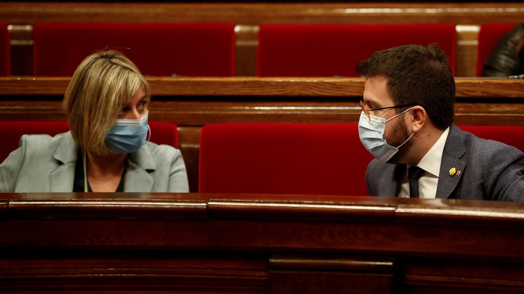 El vicepresidente de la Generalitat de Cataluña, Pere Aragonès, junto a la la consellera de Salut, Alba Vergès.