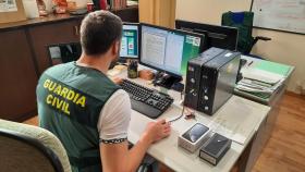Un Guardia Civil frente al ordenador en una foto de archivo.