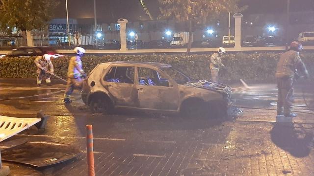 Coche incendiado esta noche en Primo de Rivera