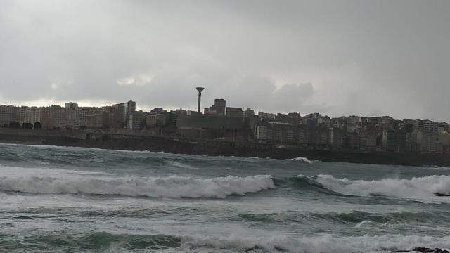 Oleaje un día de temporal en Riazor.