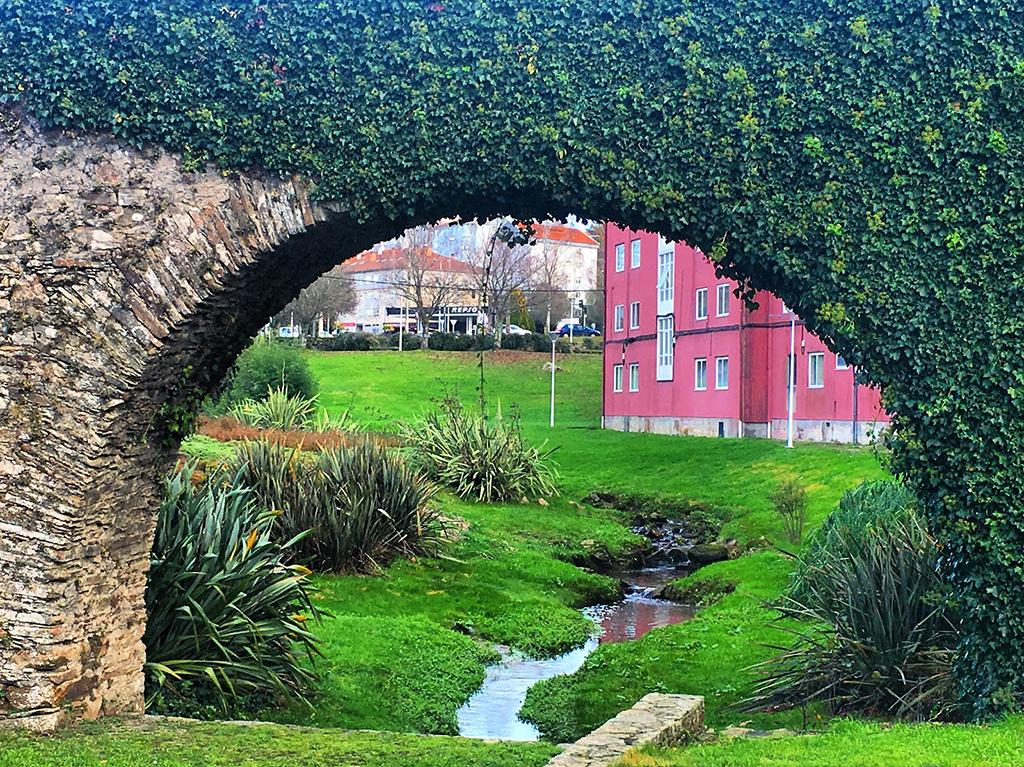 Vista a través del acueducto (Compostela Verde).