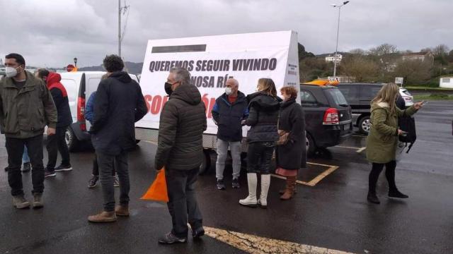 Políticos, representantes sindicales y mariscadores antes de emprender la marcha.