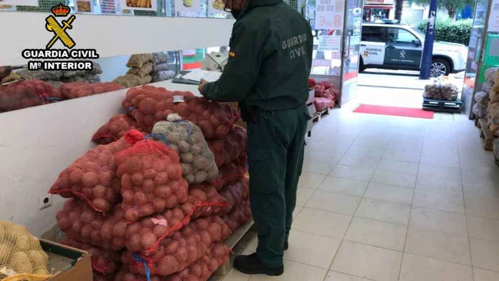 Partida de patatas inmovilizada por la Guardia Civil en un establecimiento de Vigo