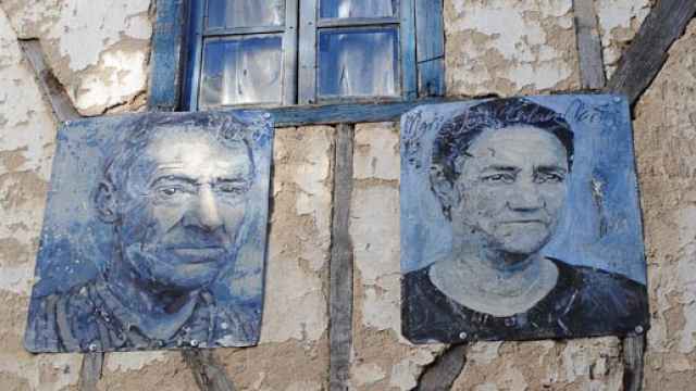 Retratos en las fachadas de Mogarraz