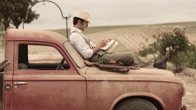 Javier  Rey es Gonzalo en El verano que vivimos.