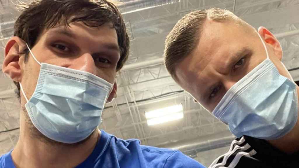 Marjanovic y Porzingis antes de un entrenamiento con Dallas