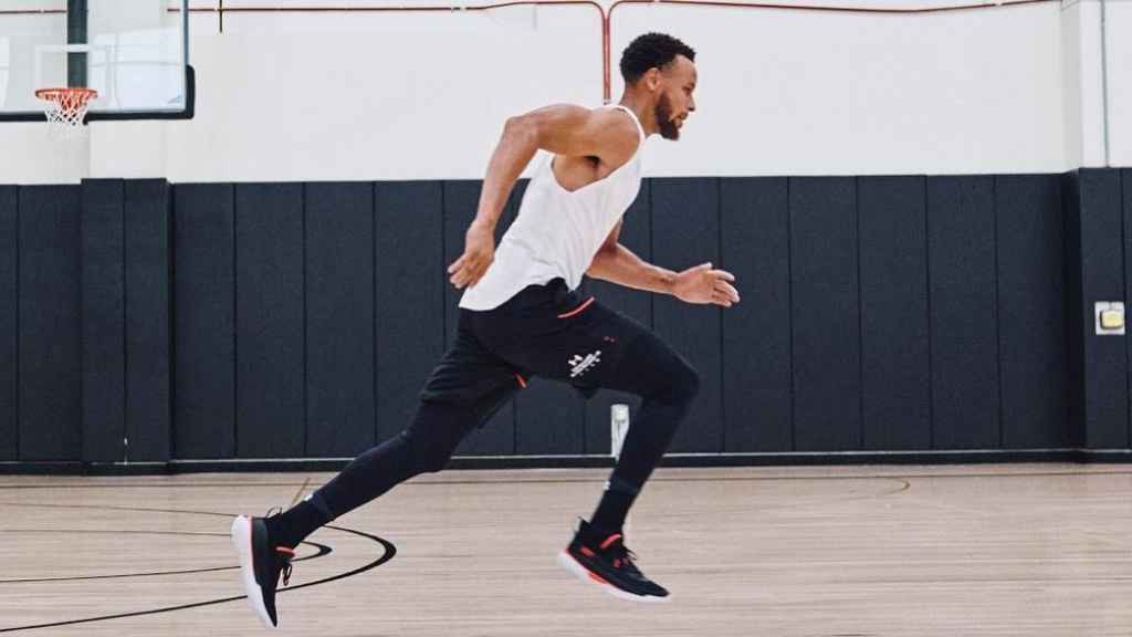 Stephen Curry se entrena en solitario