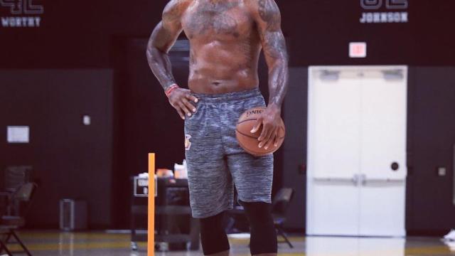 LeBron James entrena con mascarilla