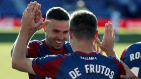 De Frutos y Roger Martí celebran un gol