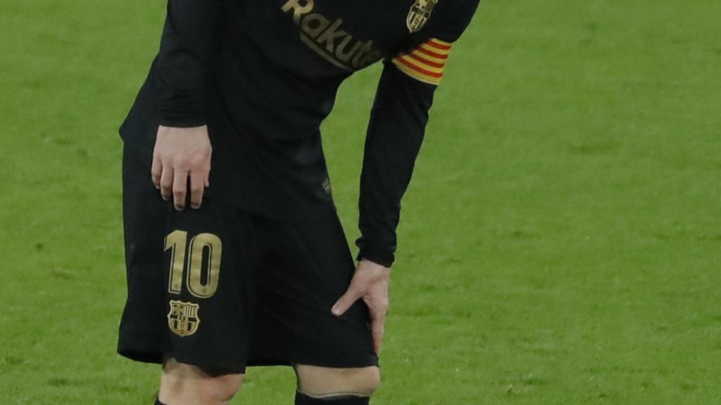 Messi se duele de un golpe en su pierna izquierda