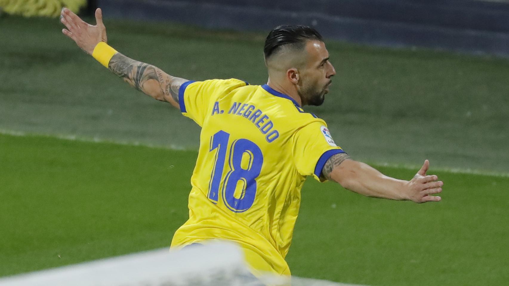 Álvaro Negredo celebra su gol al Barcelona