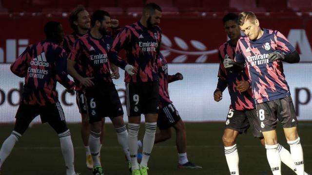 Calentamiento de los jugadores del Real Madrid en el Sánchez Pizjuán