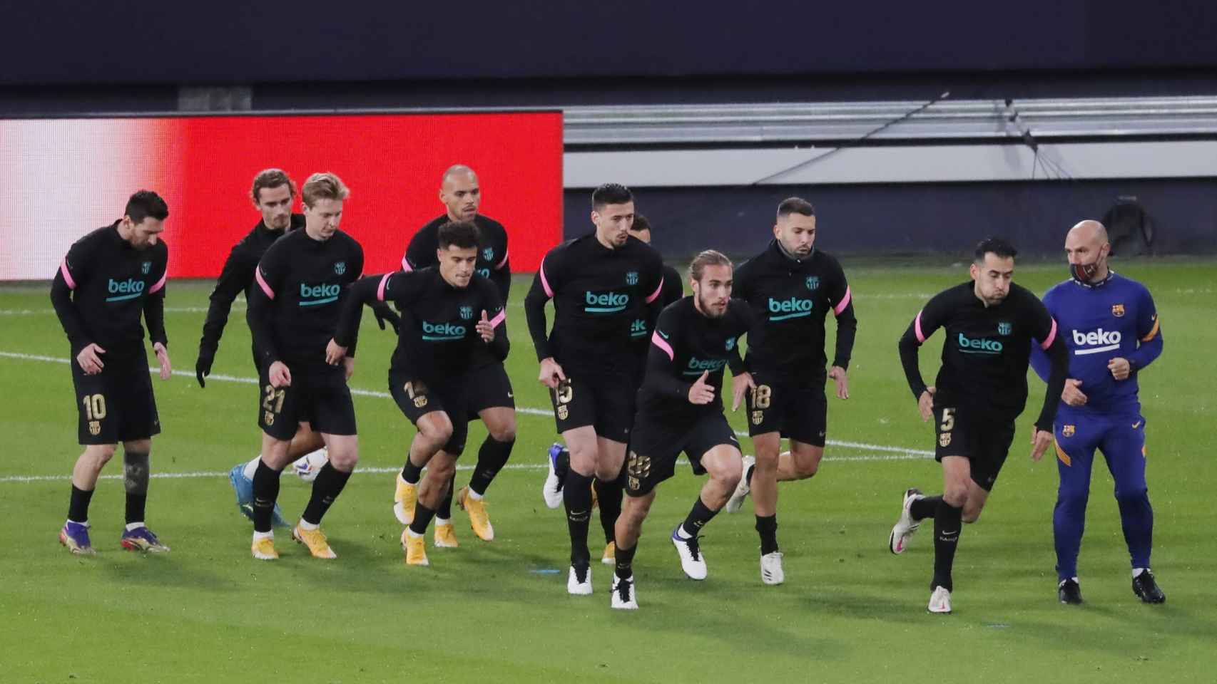 Los jugadores del Barcelona calientan antes del partido frente al Cádiz