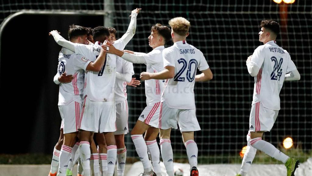 Los jugadores del Castilla celebran un gol ante el Dux