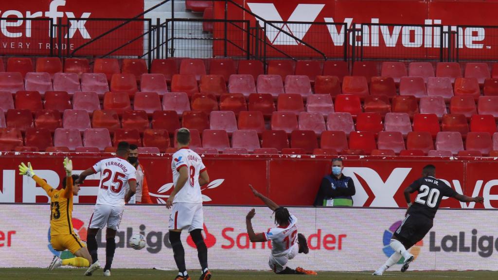 Vinicius dispara ante Bono pero no logra marcar gol