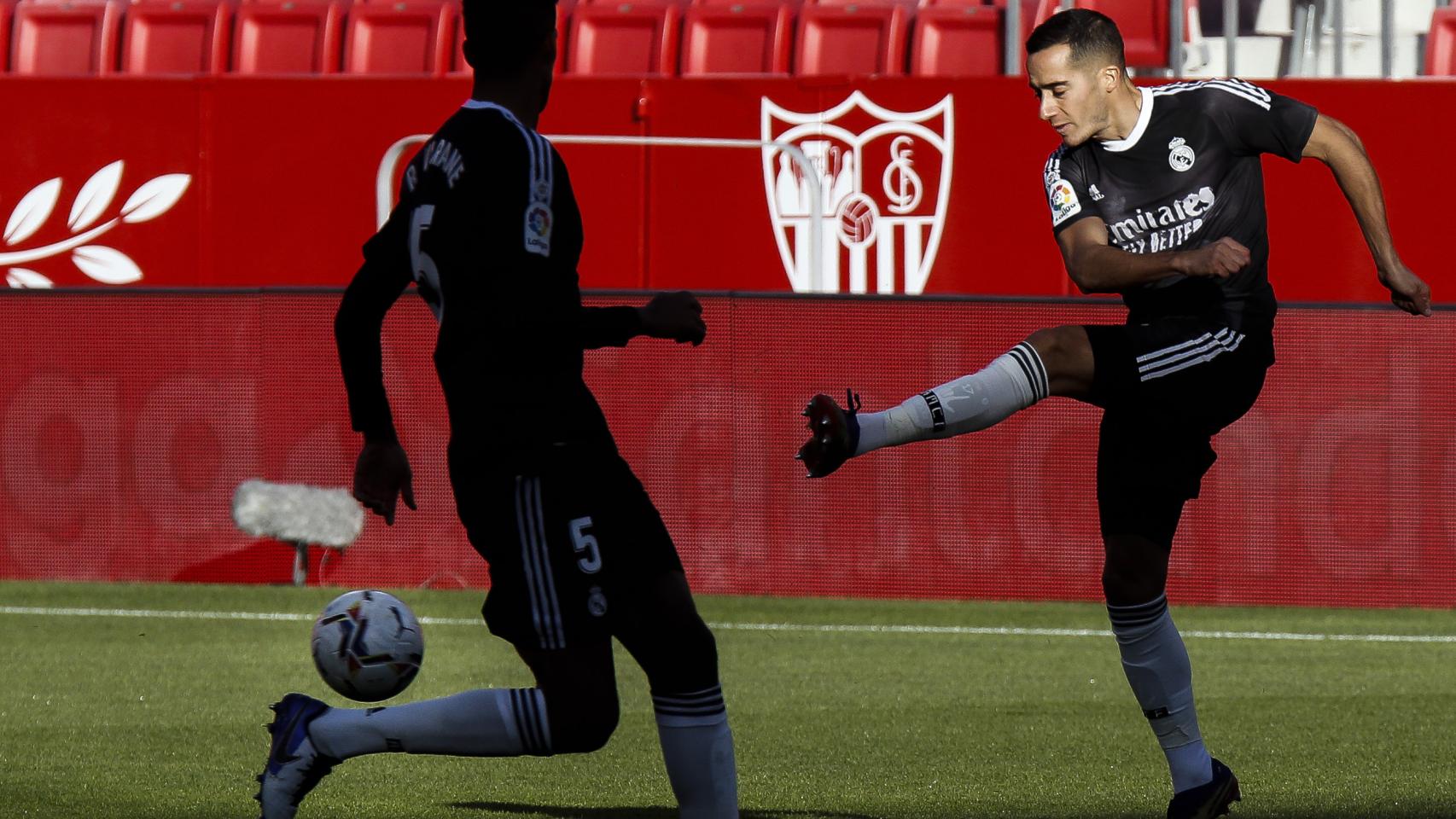 Lucas Vázquez golpea con fuerza al balón