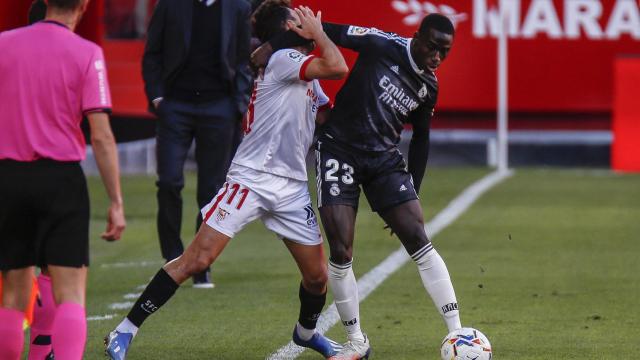 Mendy pelea con Munir por un balón