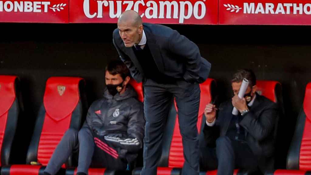 Zidane sigue el partido desde la banda del Sánchez Pizjuan