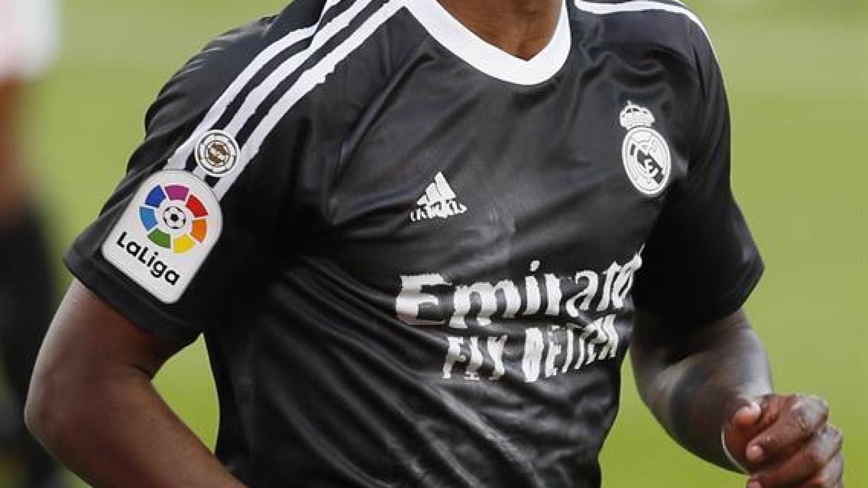 Vinicius, con la camiseta negra, celebra el gol ante el Sevilla