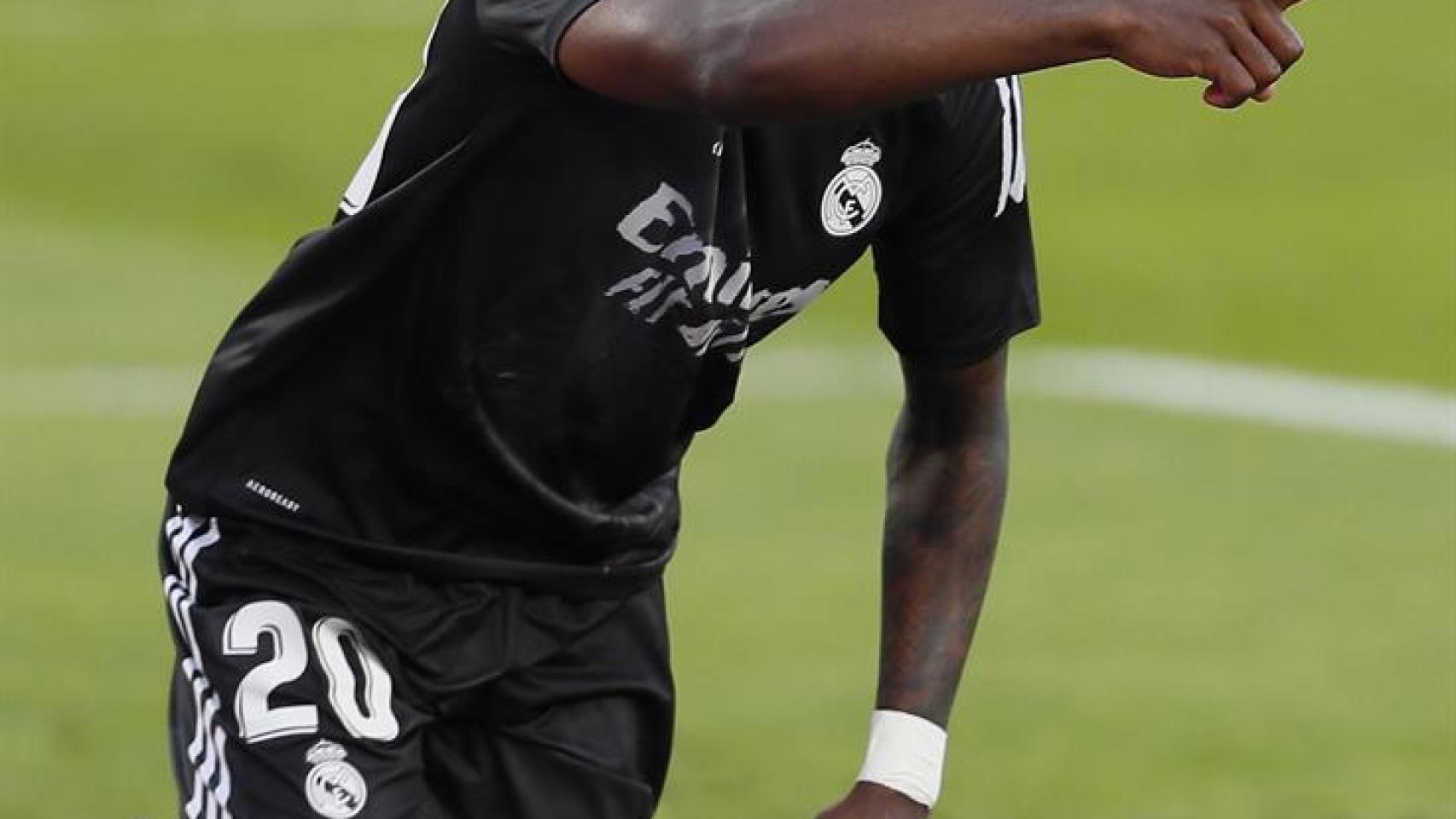 Vinicius Júnior, con la camiseta negra, celebra el gol del Real Madrid ante el Sevilla
