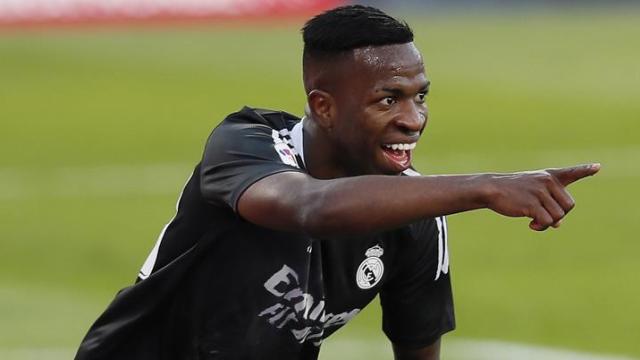 Vinicius Júnior, con la camiseta negra, celebra el gol del Real Madrid ante el Sevilla