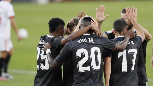 Piña de los jugadores del Real Madrid ante el Sevilla