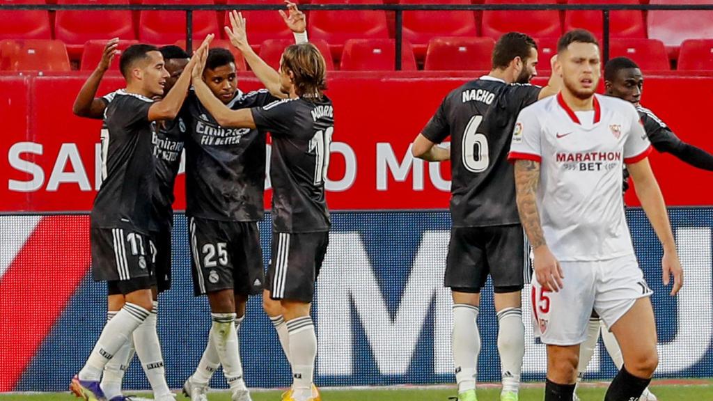 Piña del Real Madrid tras el gol de la victoria ante el Sevilla