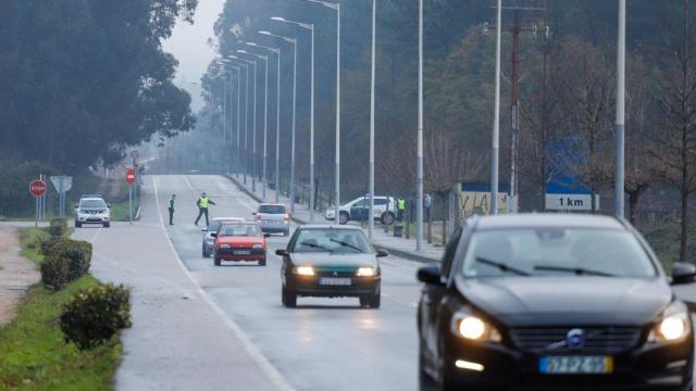 Un control policial en la frontera de Galicia con Portugal,