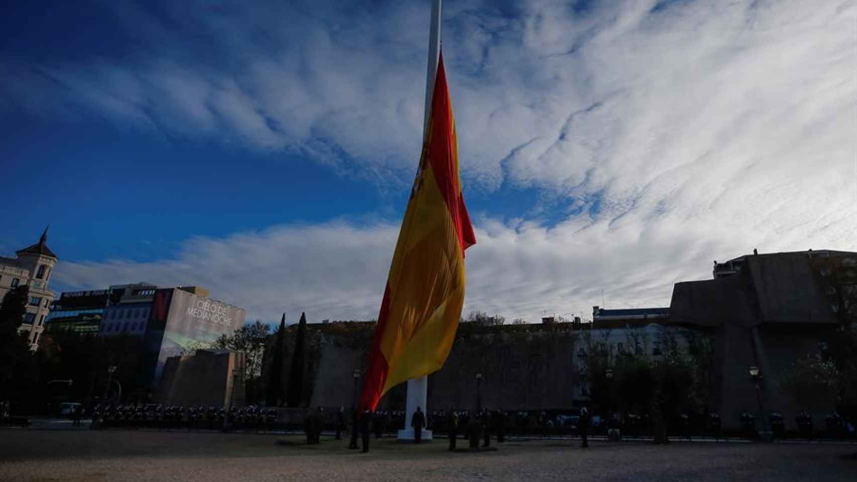 El izado solemne de la bandera de España con motivo del Día de la Constitución.
